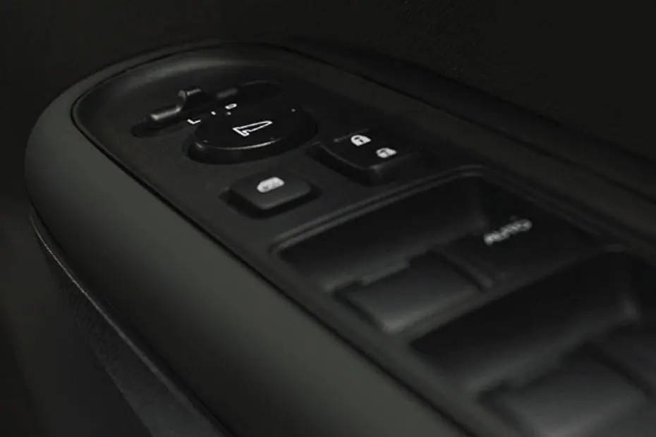 Honda Brio RS 13 honda-brio-drivers-side-in-side-door-controls-450672