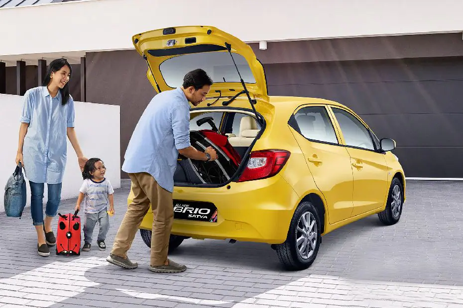 Honda Brio RS 18 honda-brio-trunk-open-closer-view-390831